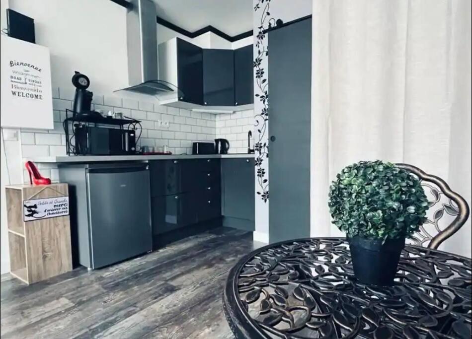 Orphelin Studio Avec Balneo Proche Centre Ville Реймс Екстериор снимка