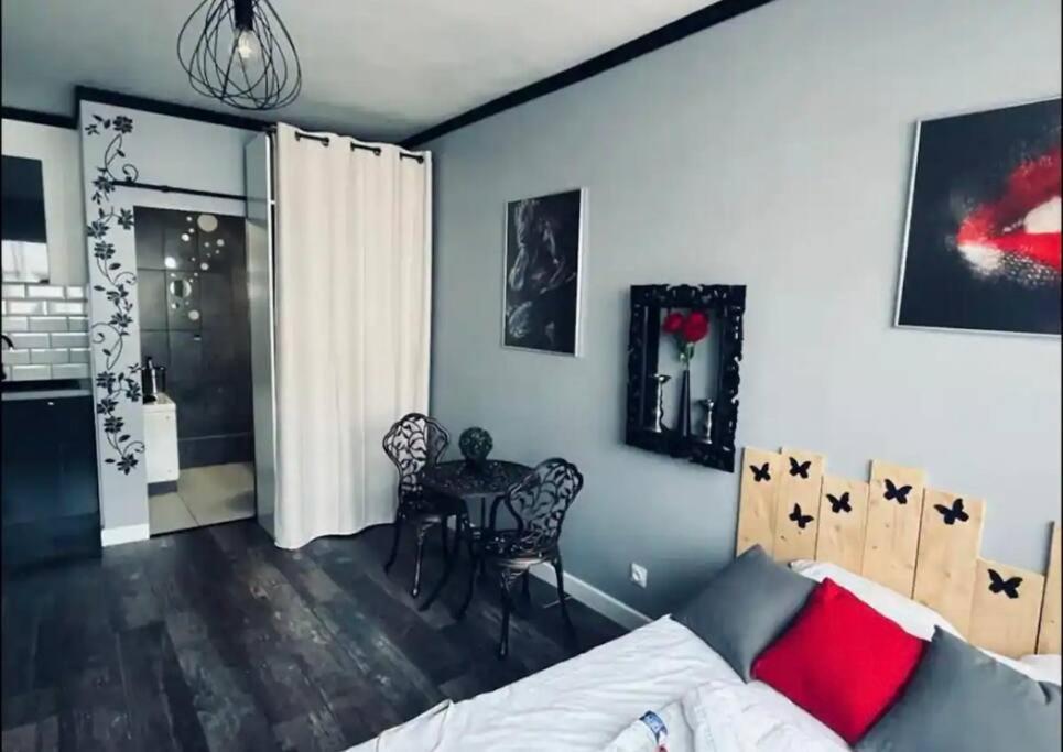 Orphelin Studio Avec Balneo Proche Centre Ville Реймс Екстериор снимка