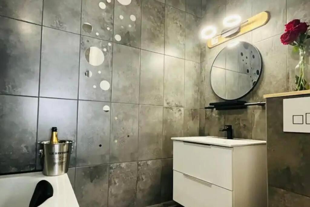 Orphelin Studio Avec Balneo Proche Centre Ville Реймс Екстериор снимка