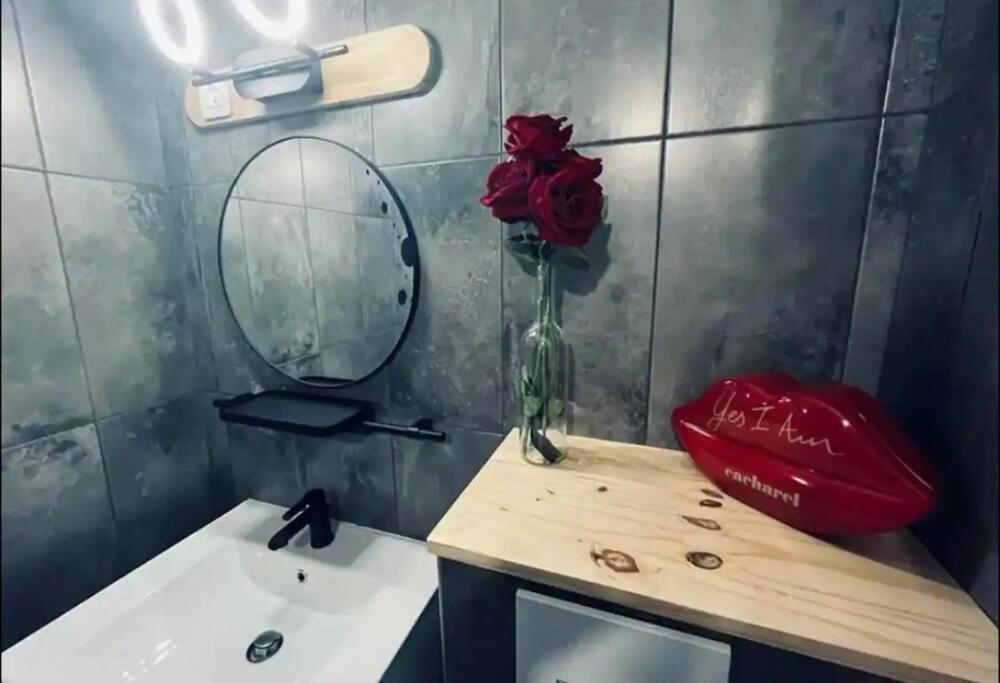 Orphelin Studio Avec Balneo Proche Centre Ville Реймс Екстериор снимка
